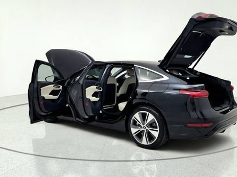 Used 2025 Audi A6 e-tron Premium Plus w/ Premium Plus RWD image 16