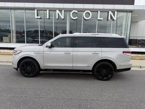 Used 2024 Lincoln Navigator Reserve image 9