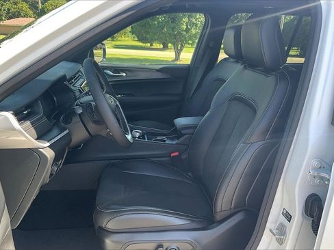 New 2025 Jeep Grand Cherokee Altitude image 9