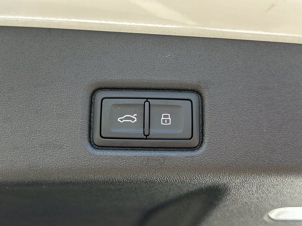 Used 2025 Audi Q5 Premium w/ Convenience Package AWD/4WD image 24