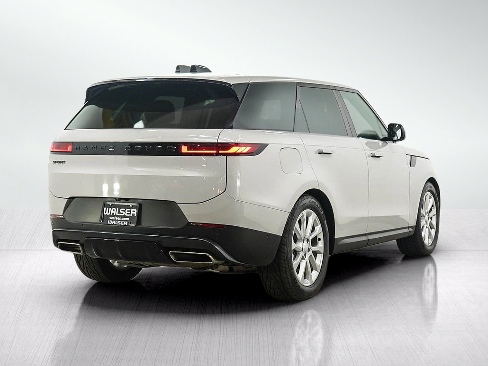 Used 2025 Land Rover Range Rover Sport SE AWD/4WD image 5