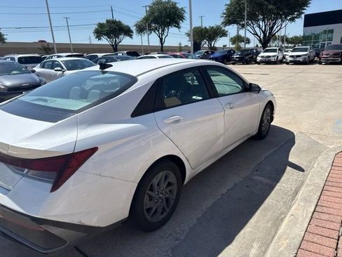 Certified 2024 Hyundai Elantra SEL FWD image 6