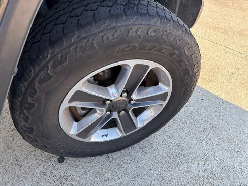 Used 2018 Jeep Wrangler Unlimited Sahara w/ Uconnect 4C Nav & Sound Group AWD/4WD image 16
