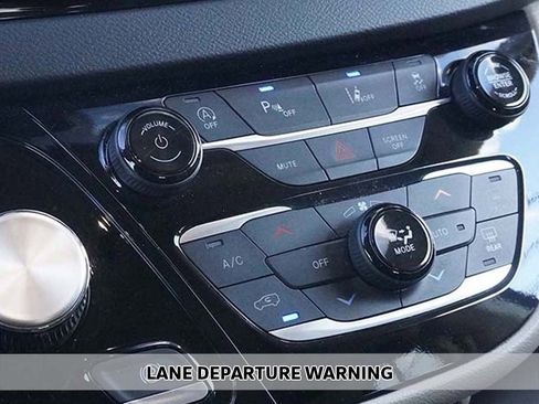 Used 2023 Chrysler Pacifica Touring-L image 5