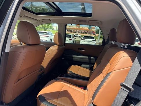 Used 2025 Nissan Pathfinder Platinum AWD/4WD image 19