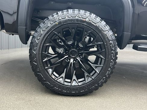 Used 2025 GMC Sierra 1500 SLT w/ SLT Premium Plus Package image 11