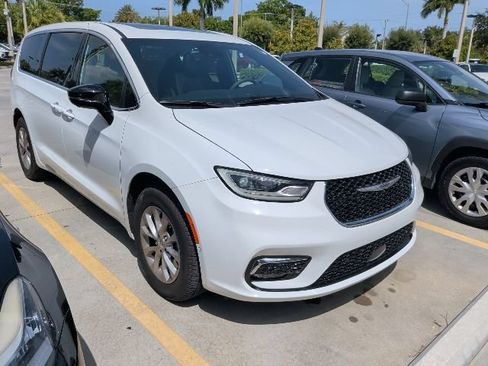 Used 2025 Chrysler Pacifica Select AWD/4WD image 6