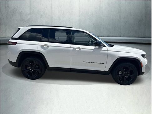 Used 2023 Jeep Grand Cherokee Limited w/ Black Appearance Package AWD/4WD image 7