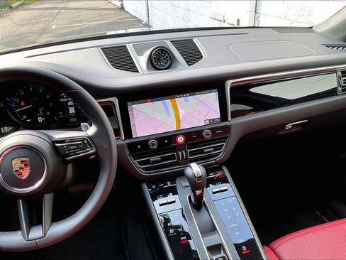 Certified 2025 Porsche Macan AWD/4WD image 10