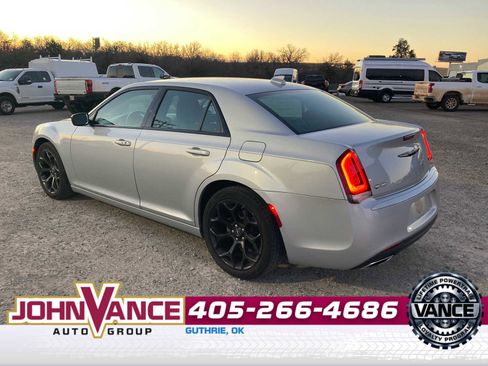 Used 2022 Chrysler 300 Touring w/ Sport Appearance Package image 5