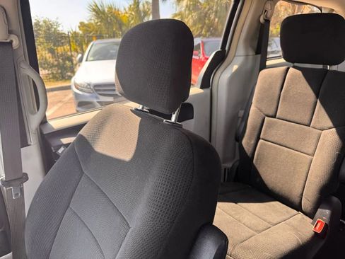 Used 2011 Chrysler Town & Country Touring image 16