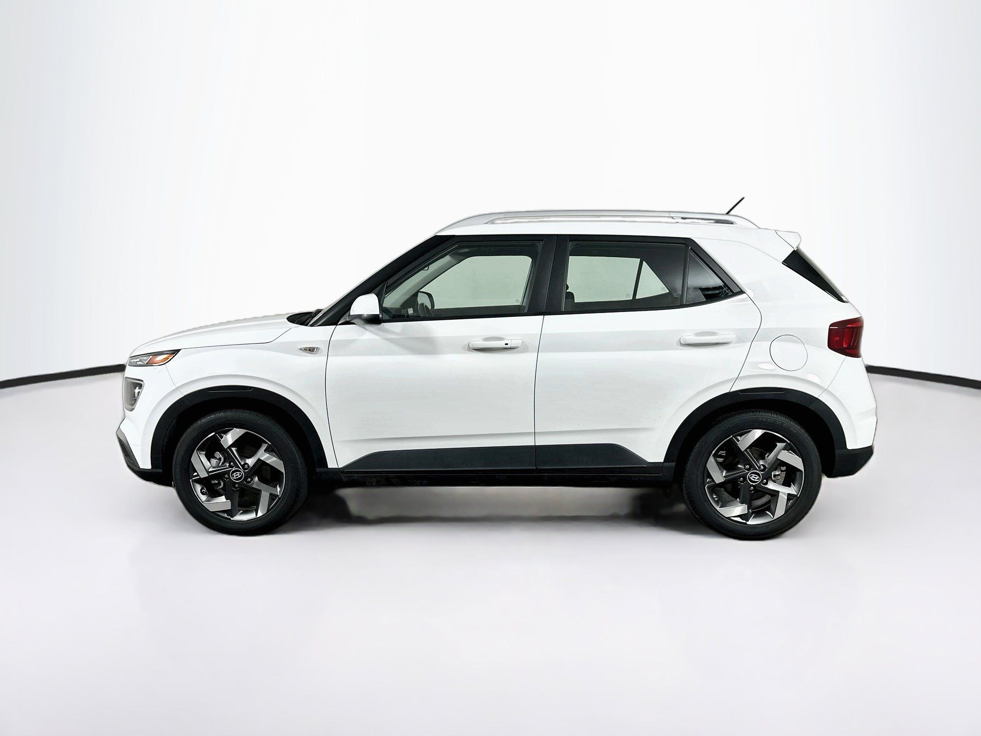 Used 2025 Hyundai Venue SEL FWD image 4