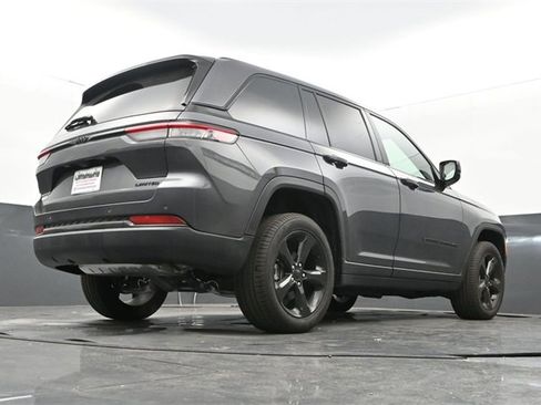 Used 2025 Jeep Grand Cherokee Limited w/ Black Appearance Package image 11