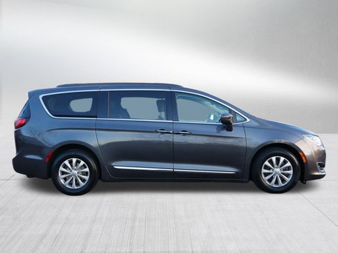 Used 2017 Chrysler Pacifica Touring-L image 8