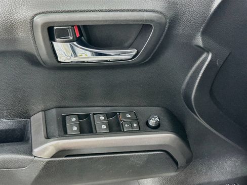 Used 2019 Toyota Tacoma TRD Off-Road w/ Technology Package AWD/4WD image 18