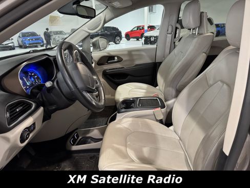 Used 2017 Chrysler Pacifica Touring-L Plus image 3