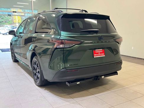 Certified 2025 Toyota Sienna XLE Woodland Edition image 4