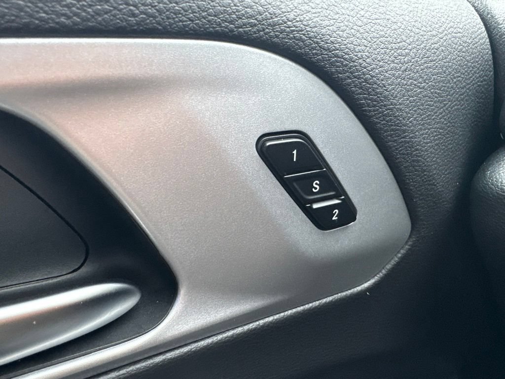 Used 2025 Chrysler Pacifica Limited FWD image 7