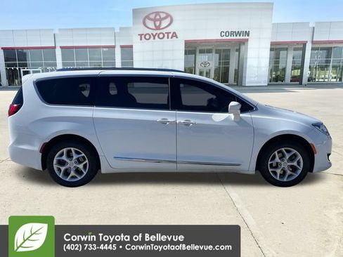 Used 2018 Chrysler Pacifica Touring-L w/ Tire & Wheel Group FWD image 6