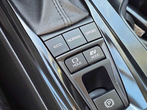 Used 2025 Toyota Camry LE AWD/4WD image 29