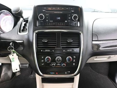 Used 2016 Dodge Grand Caravan SXT FWD image 28