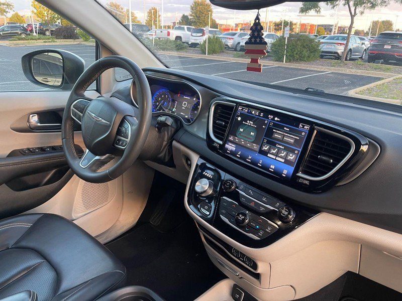 Used 2023 Chrysler Pacifica Touring-L FWD image 3