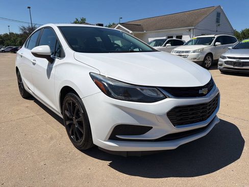 Used 2017 Chevrolet Cruze LT w/ Convenience Package FWD image 2