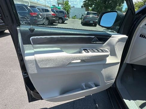 Used 2010 Volkswagen Routan SE FWD image 19
