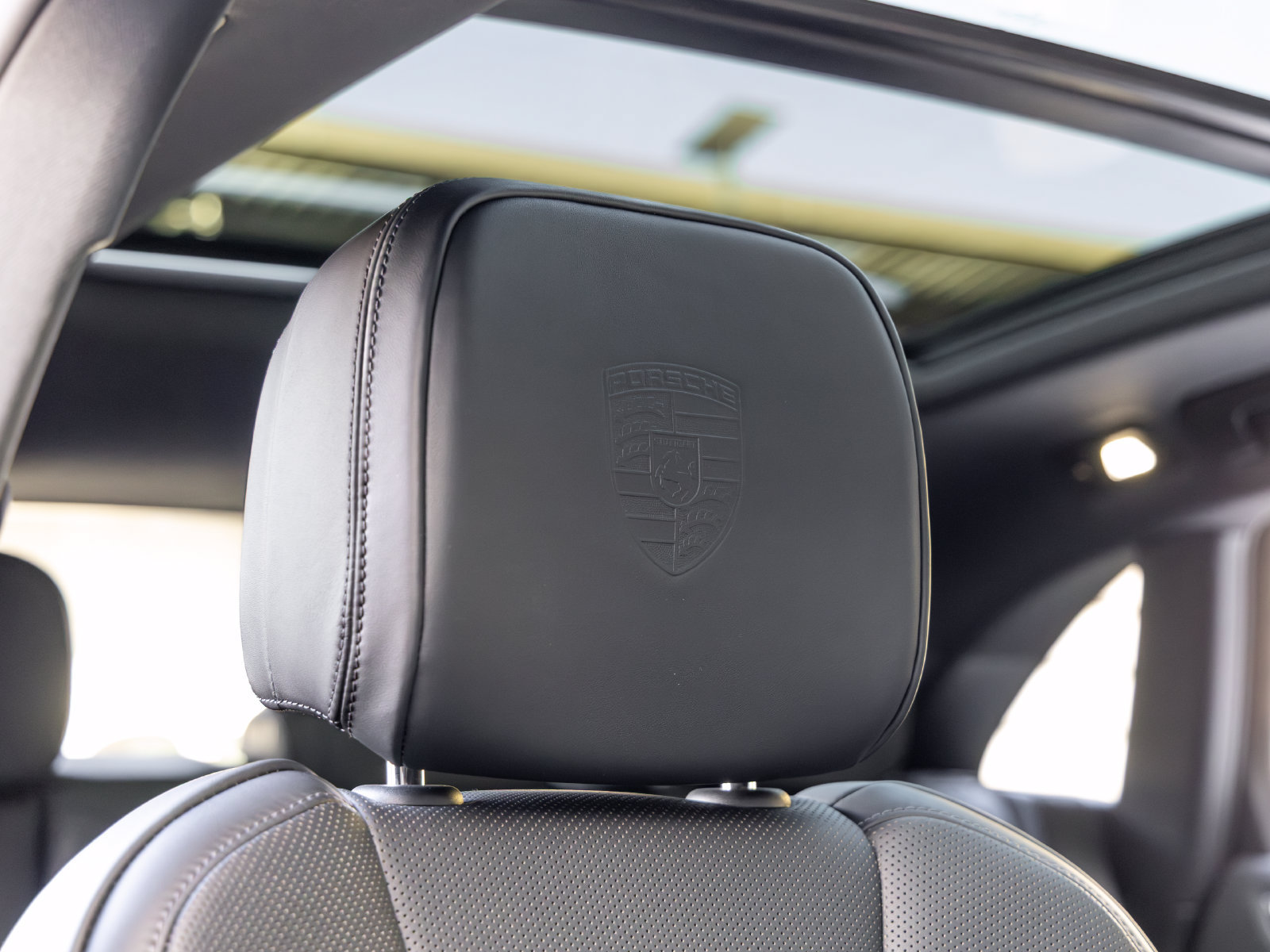 Certified 2025 Porsche Macan Turbo AWD/4WD image 69