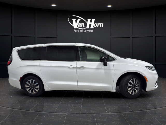 Used 2024 Chrysler Pacifica Limited FWD image 8