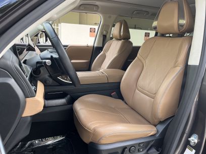 Used 2025 INFINITI QX80 Sensory