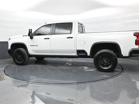 Used 2024 Chevrolet Silverado 2500 ZR2 w/ Technology Package image 4