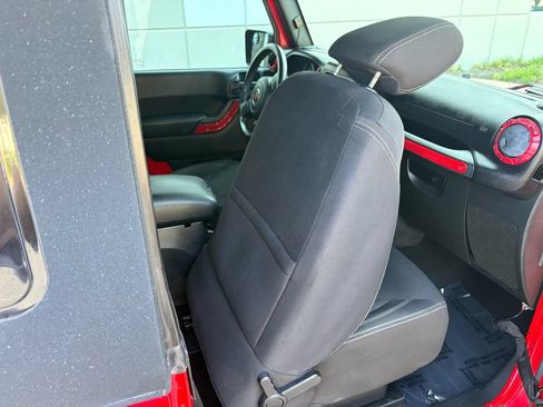 Used 2016 Jeep Wrangler Sahara w/ Connectivity Group AWD/4WD image 28