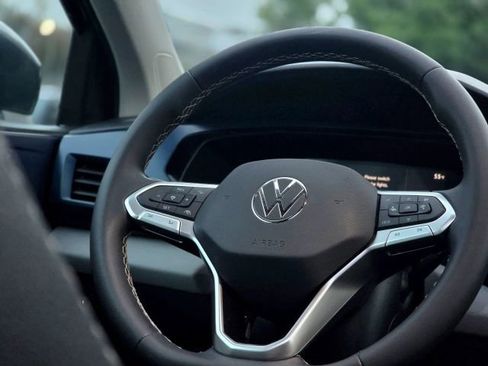 Used 2023 Volkswagen Taos SE w/ Panoramic Sunroof Package image 13