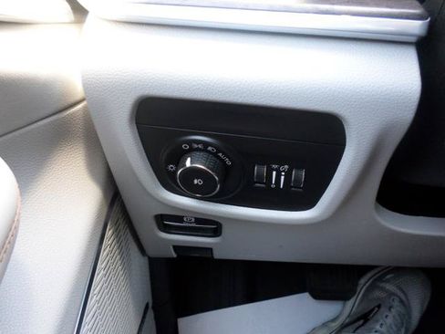 Used 2023 Jeep Grand Cherokee Overland AWD/4WD image 27