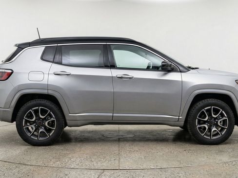 Used 2025 Jeep Compass Trailhawk AWD/4WD image 11