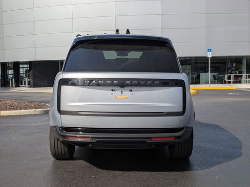 Used 2025 Land Rover Range Rover SE image 10
