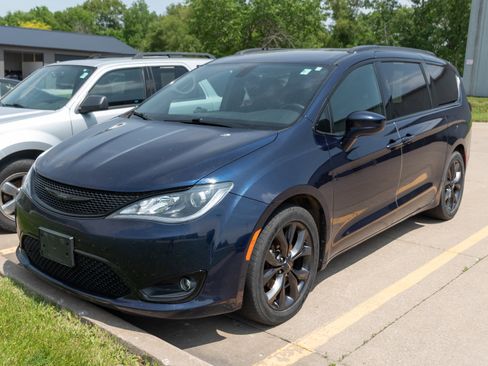 Used 2018 Chrysler Pacifica Touring Plus w/ S Appearance Package FWD image 4