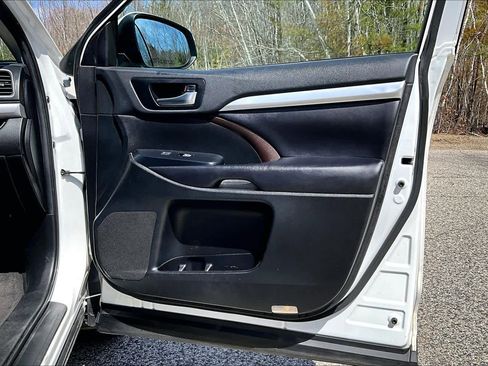 Used 2019 Toyota Highlander XLE w/ Carpet Mat Package (TMS) AWD/4WD image 23