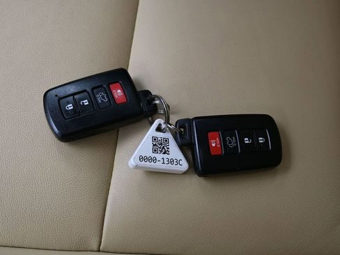Used 2019 Toyota Highlander XLE AWD/4WD image 36