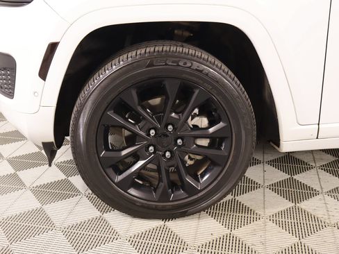 Used 2022 Jeep Grand Cherokee Overland w/ Luxury Tech Group IV RWD image 19