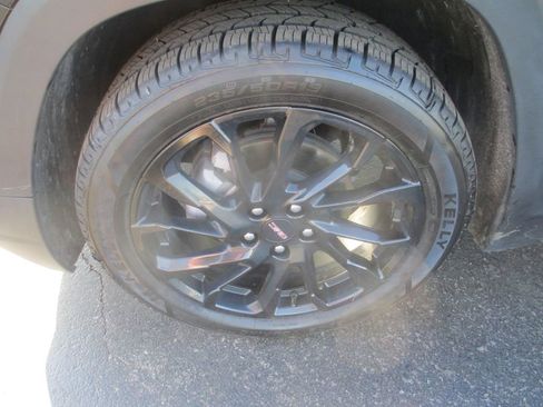 Used 2024 GMC Terrain SLE w/ Elevation Edition image 14