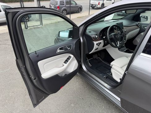 Used 2017 Mercedes-Benz B 250e image 9