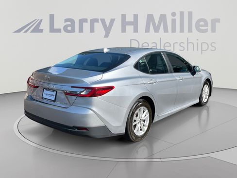 Used 2025 Toyota Camry LE FWD image 5