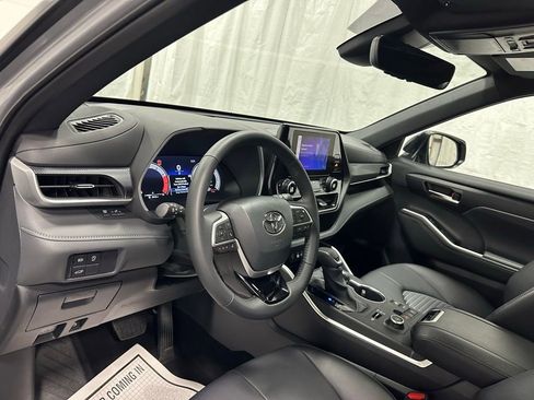 Used 2025 Toyota Highlander XSE image 15