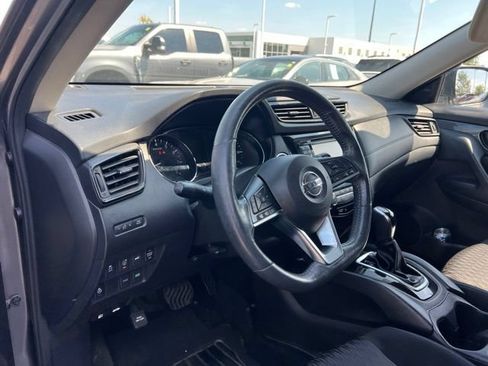 Used 2017 Nissan Rogue SV w/ SV Premium Package FWD image 9