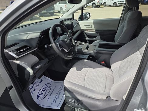 Used 2021 Toyota Sienna LE image 10
