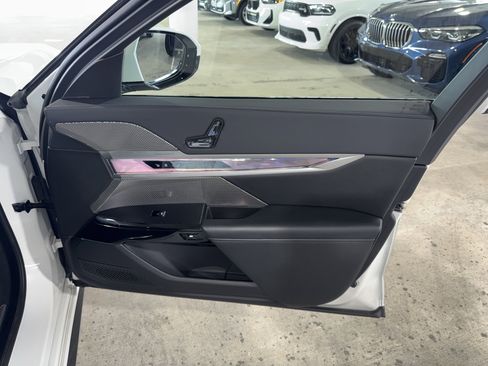 Used 2025 BMW 760i xDrive w/ Executive Package AWD/4WD image 9