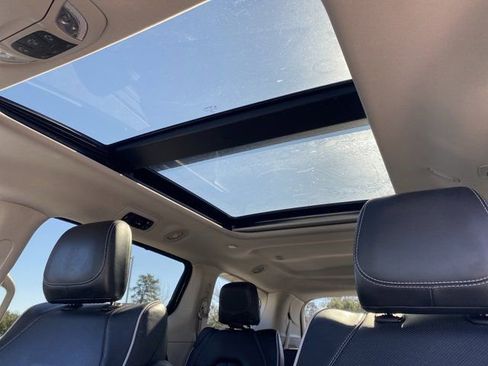 Certified 2023 Chrysler Pacifica Limited image 10