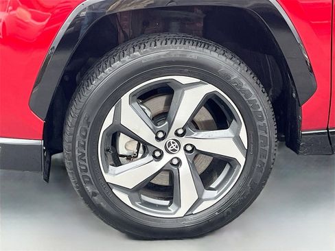 Used 2024 Toyota RAV4 SE w/ Weather & Moonroof Package image 32